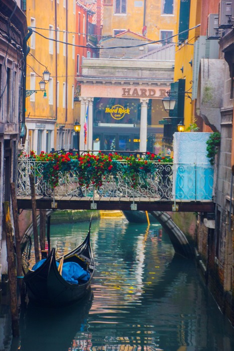 Những khung hình lãng mạng nhất ở Venice có lẽ là các góc phố nhỏ, nơi thuyền yên bến lặng.Venice rất nhẹ nhàng, mỗi góc đều có một vẻ đẹp riêng như từng vần thơ gieo vào lòng người.
